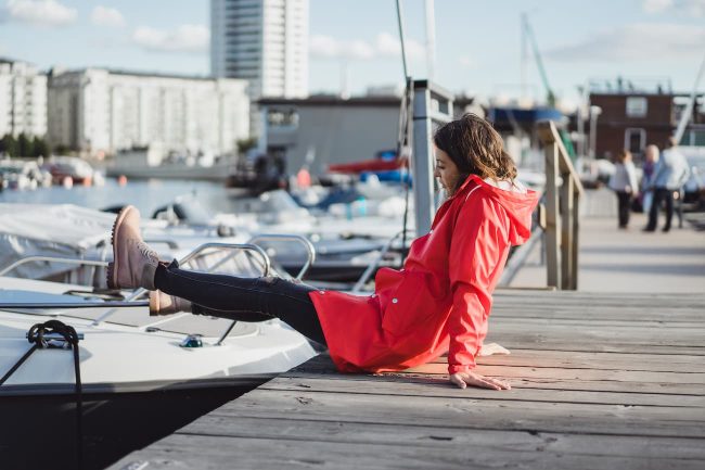 mujer con ropa de navegación